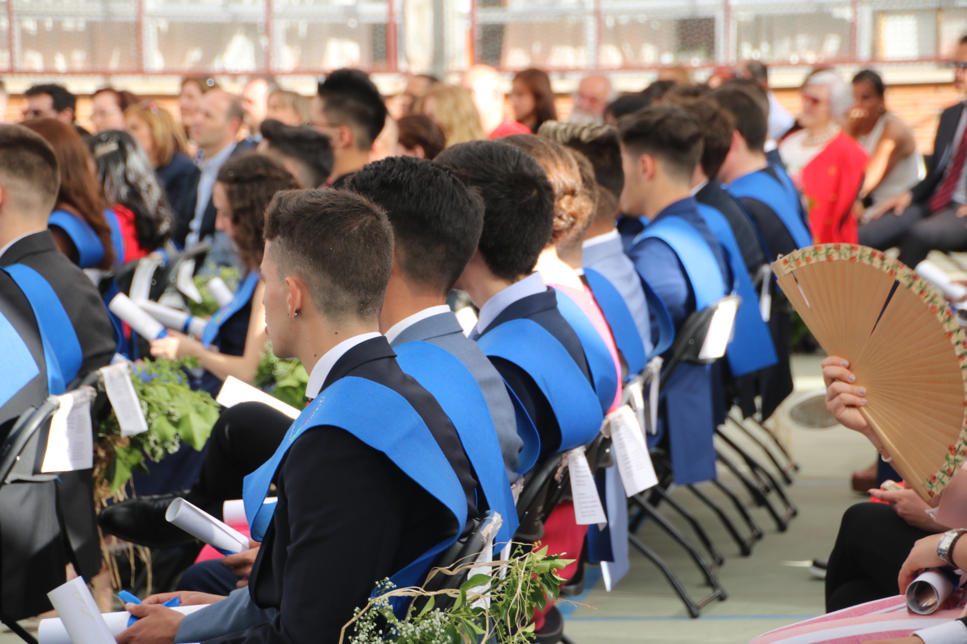 imagen de alumnos de bachillerato en su acto de graduación