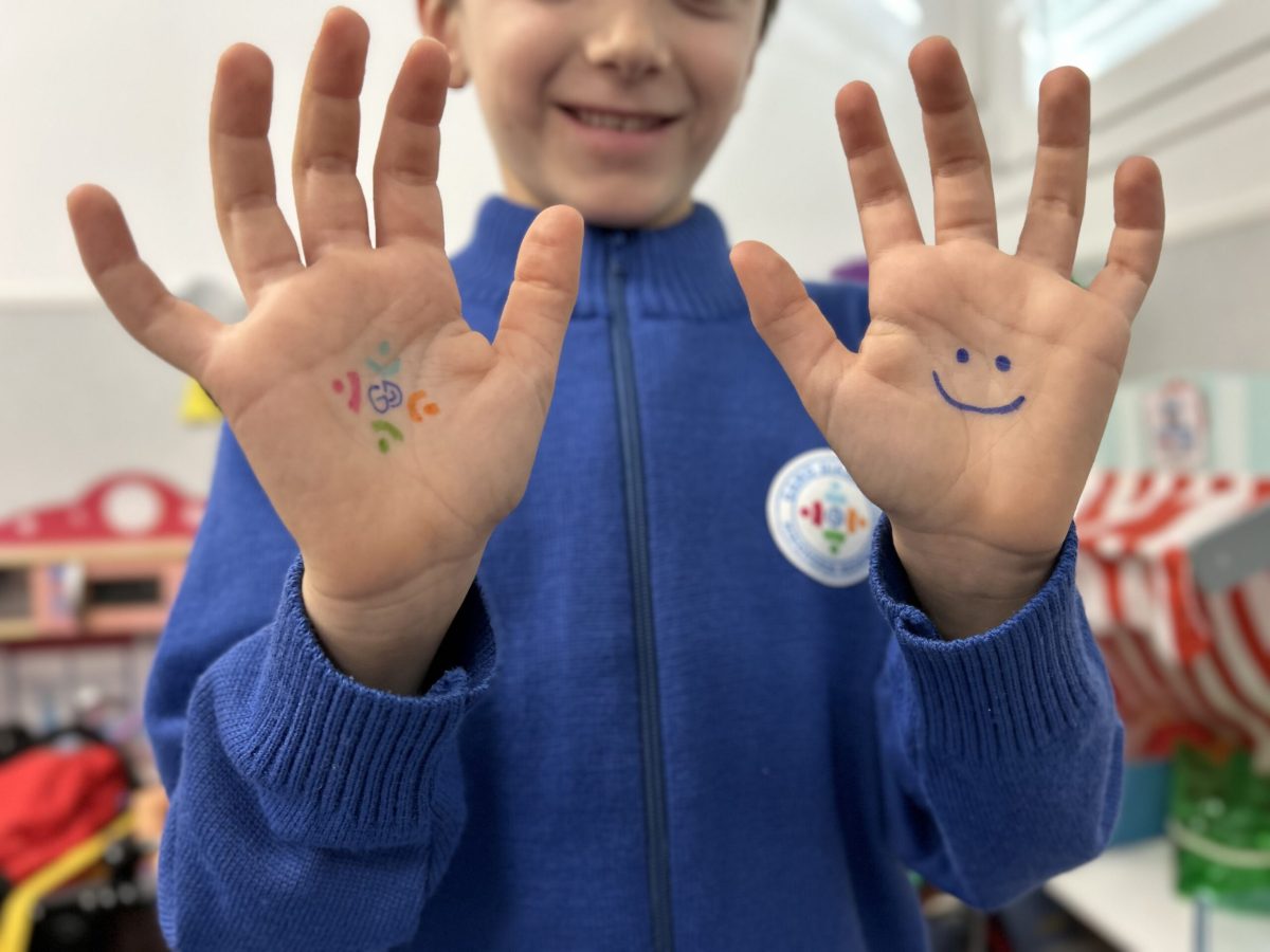 Imagen de un alumno con el logo de gamo diana pintado en la mano