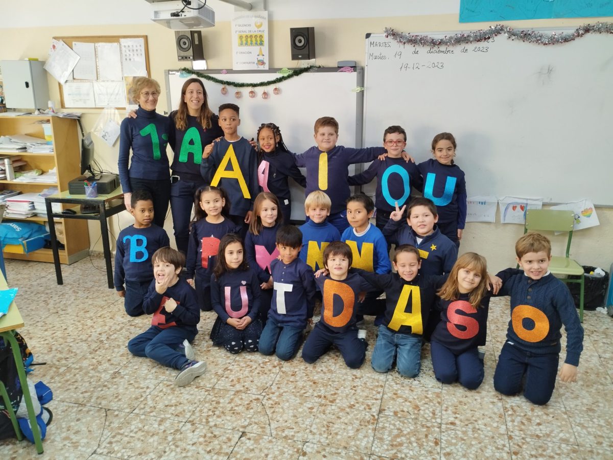 Imagen de los alumnos de primaria con sus profesoras