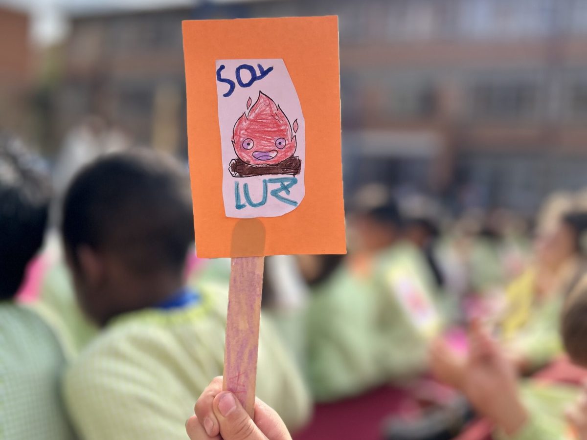 IMAGEN DE UN ALUMNO SOSTENIENDO UN CARTEL DE 'SOY LUZ'